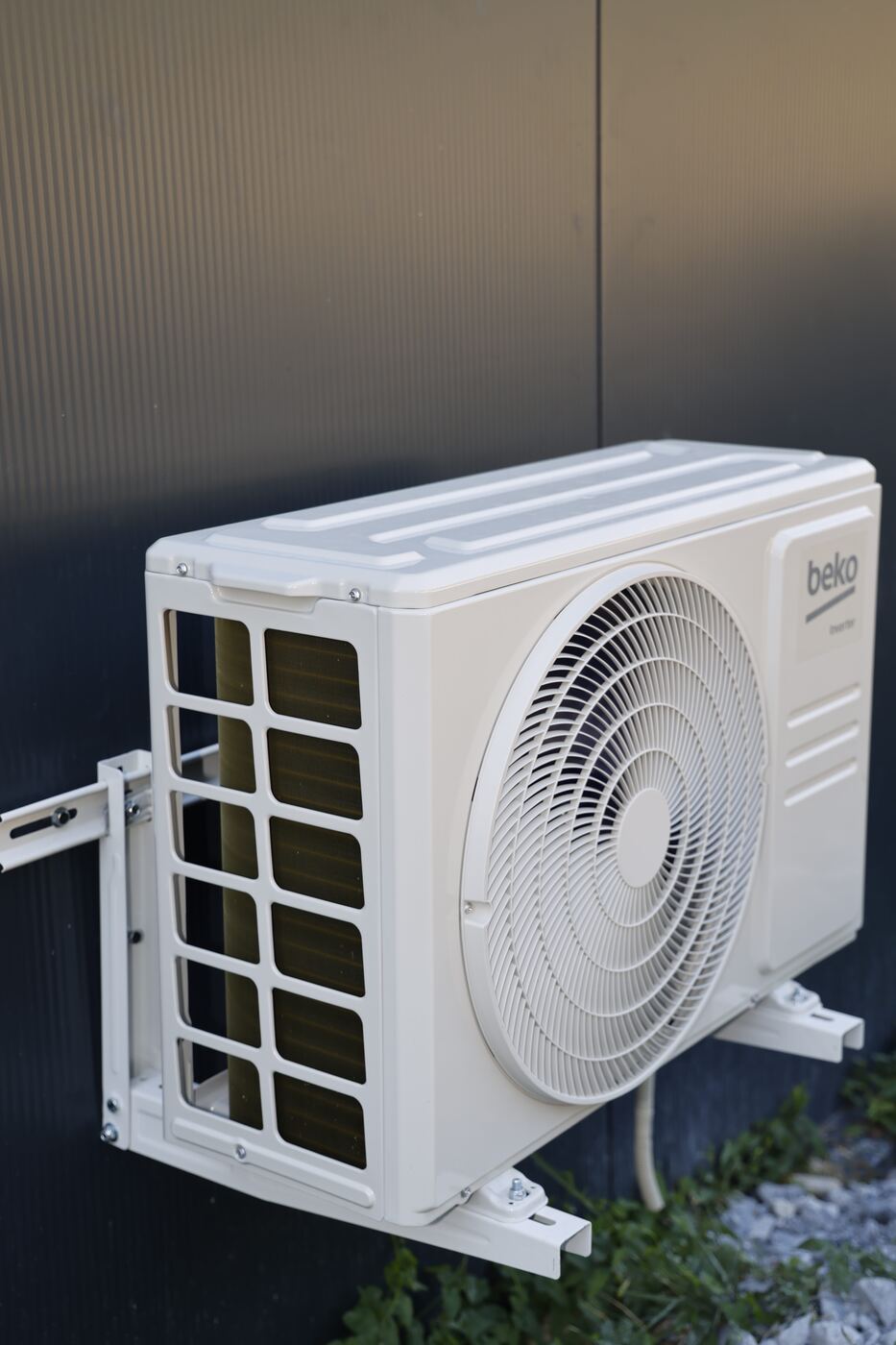 Groupe extérieur de climatisation installé sur consoles
